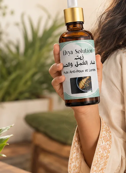 قارورة Elvya Solution في اليد