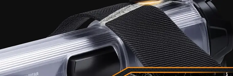 Lame cachée coupant une ceinture de sécurité